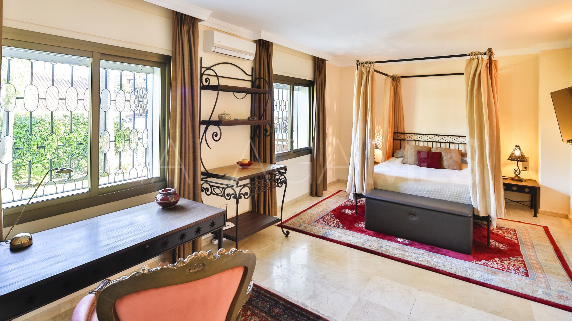 Villa for sale in Los Monteros