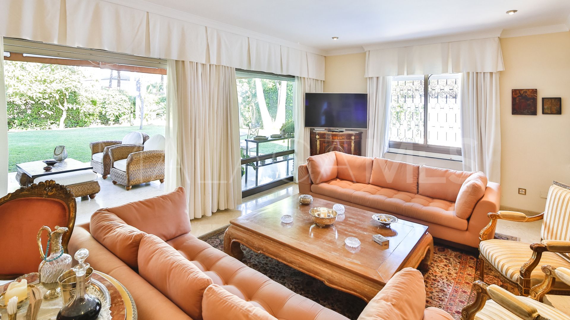 Villa for sale in Los Monteros