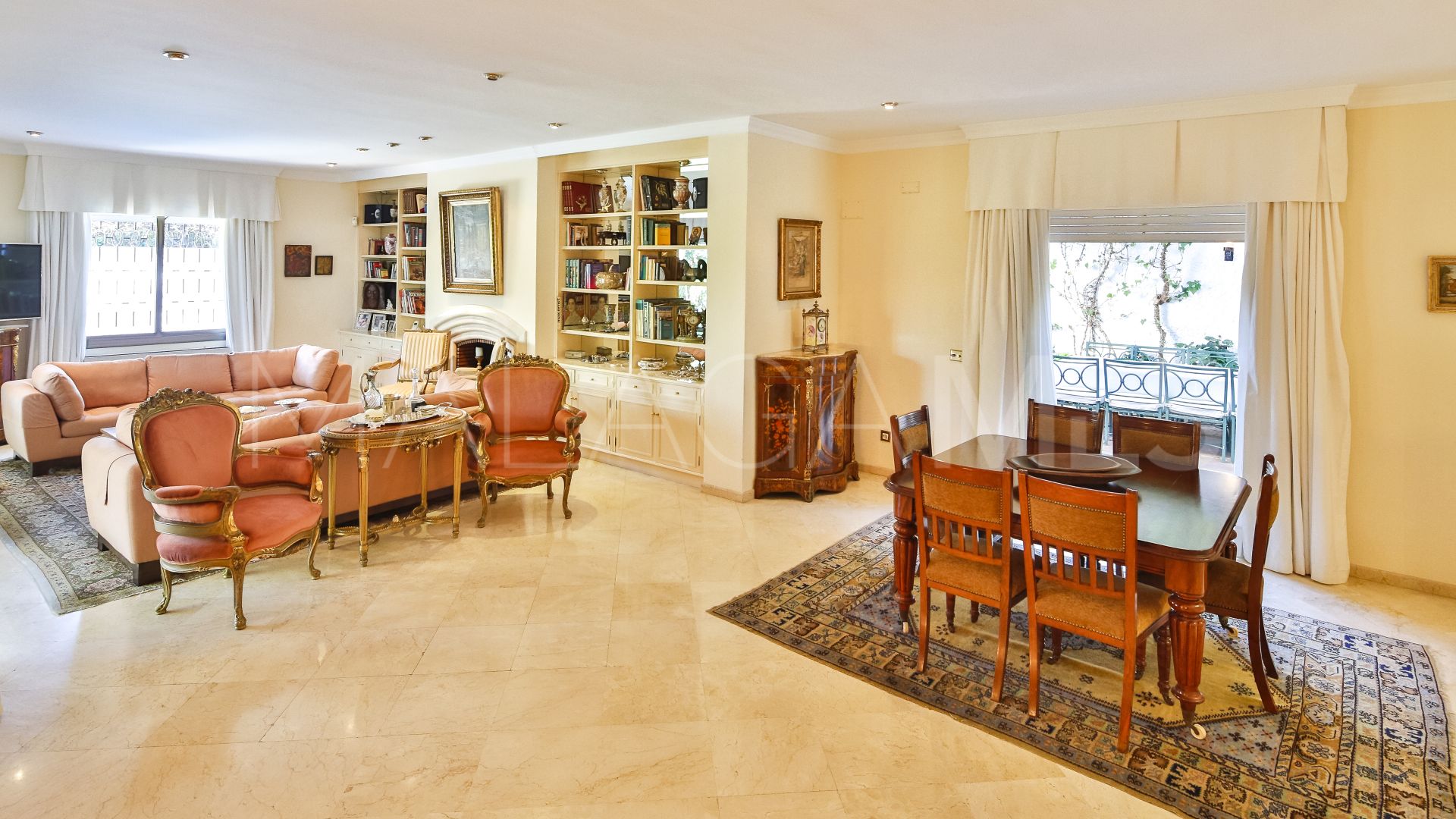 Villa for sale in Los Monteros
