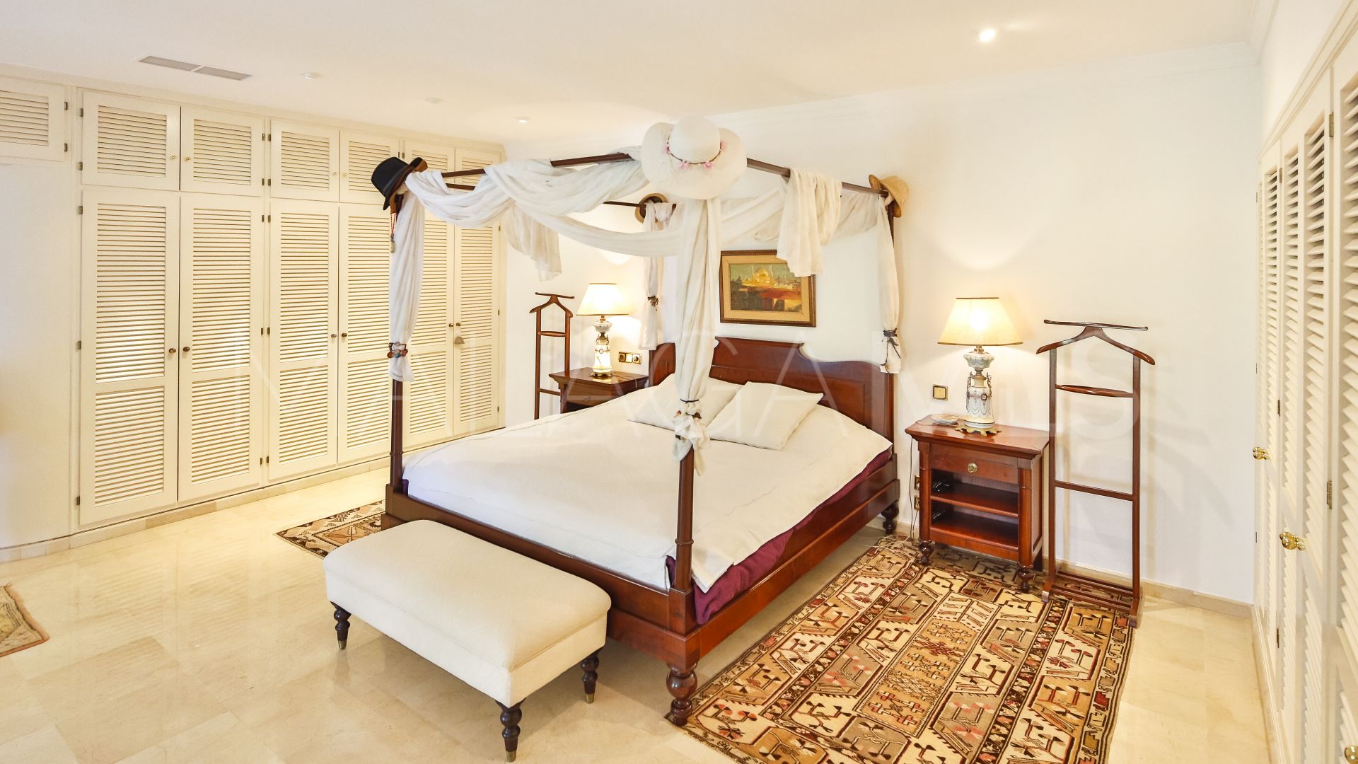 Villa for sale in Los Monteros