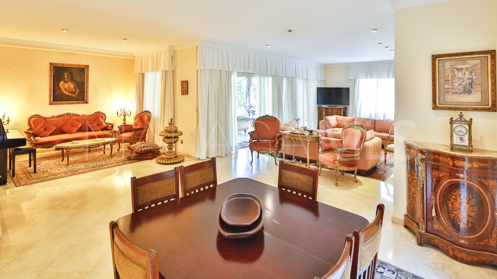 Villa for sale in Los Monteros