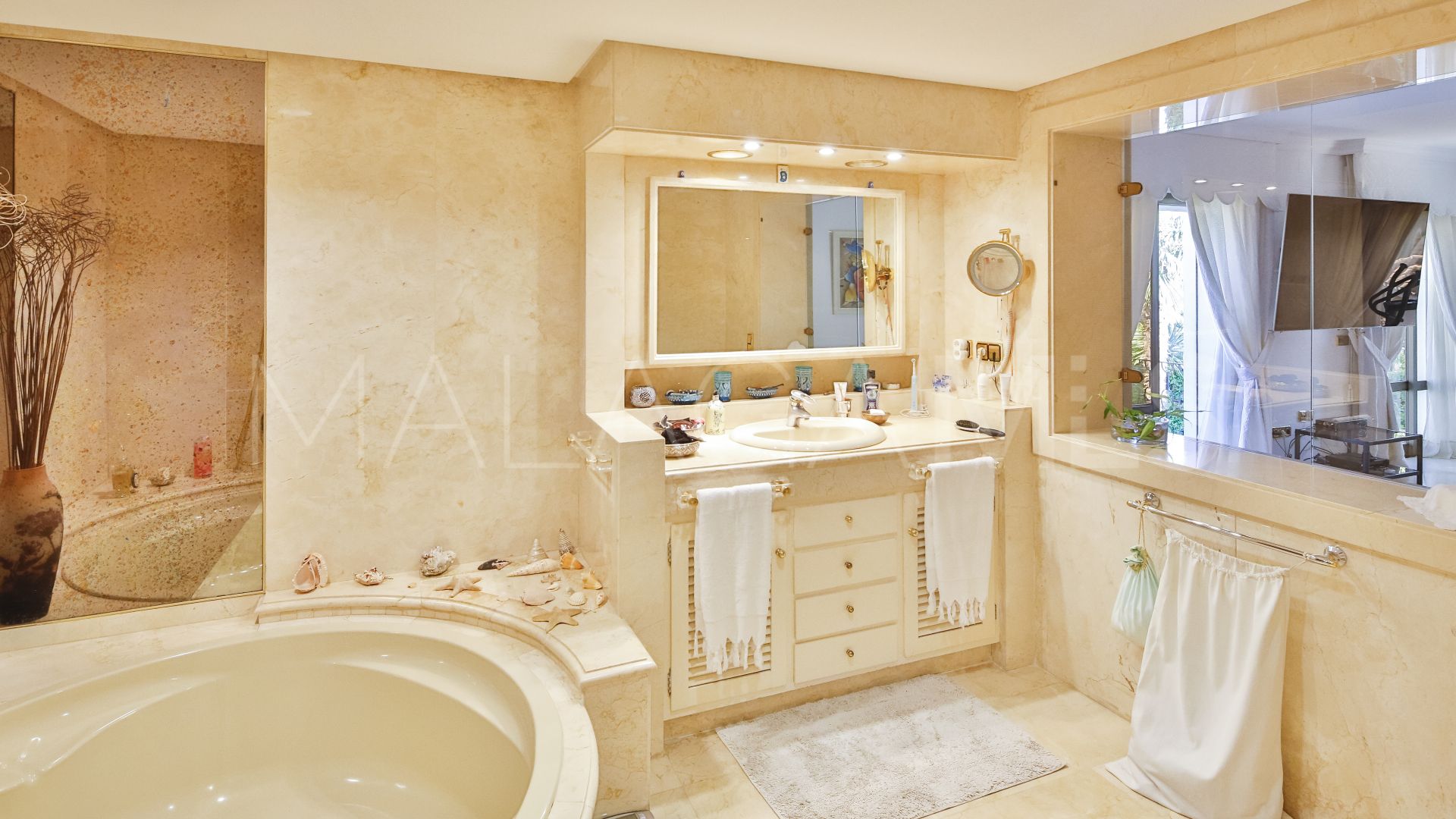 Villa for sale in Los Monteros