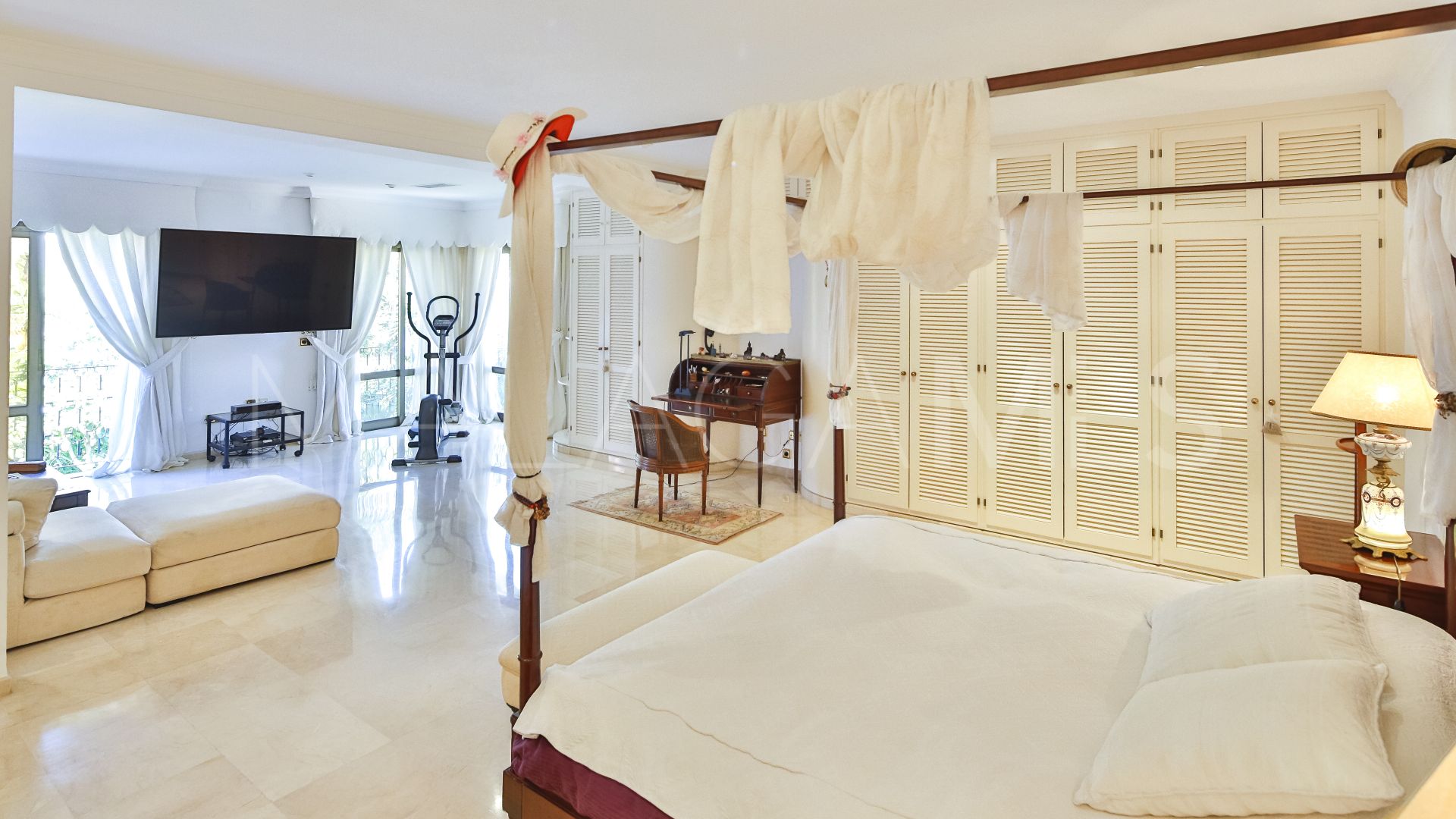 Villa for sale in Los Monteros