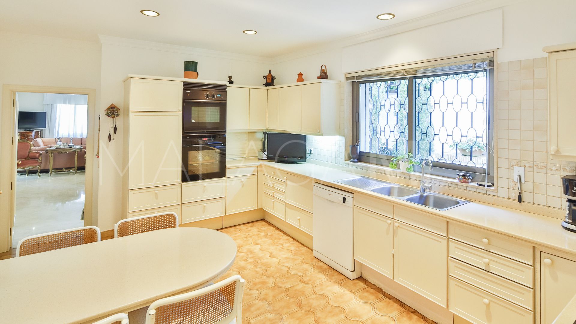 Villa for sale in Los Monteros