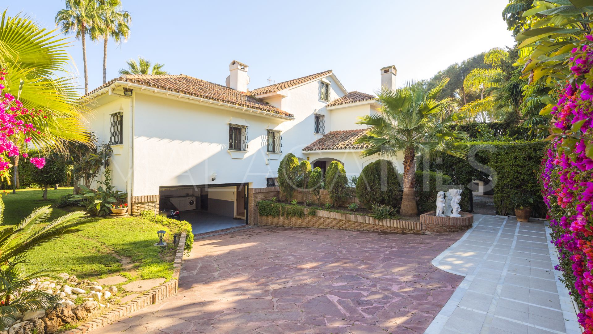 Villa for sale in Los Monteros
