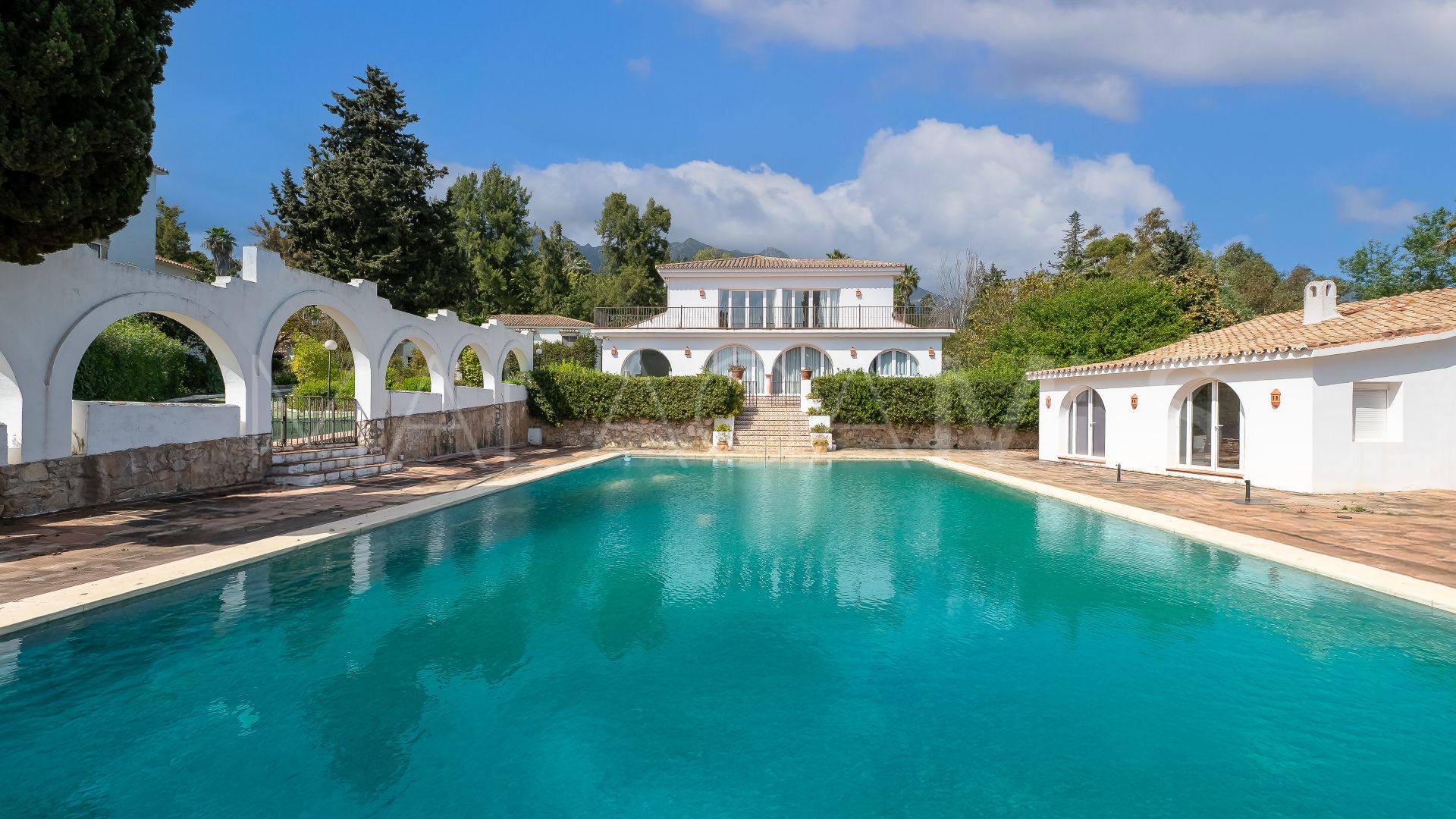 Villa for sale in Cascada de Camojan