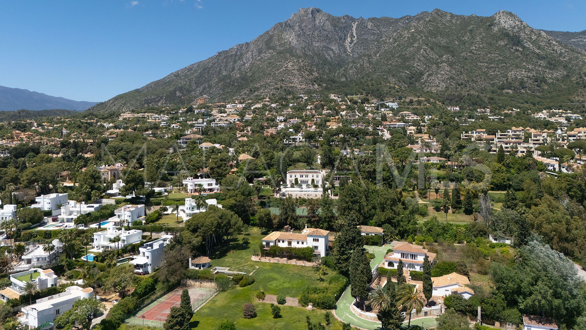 Villa for sale in Cascada de Camojan