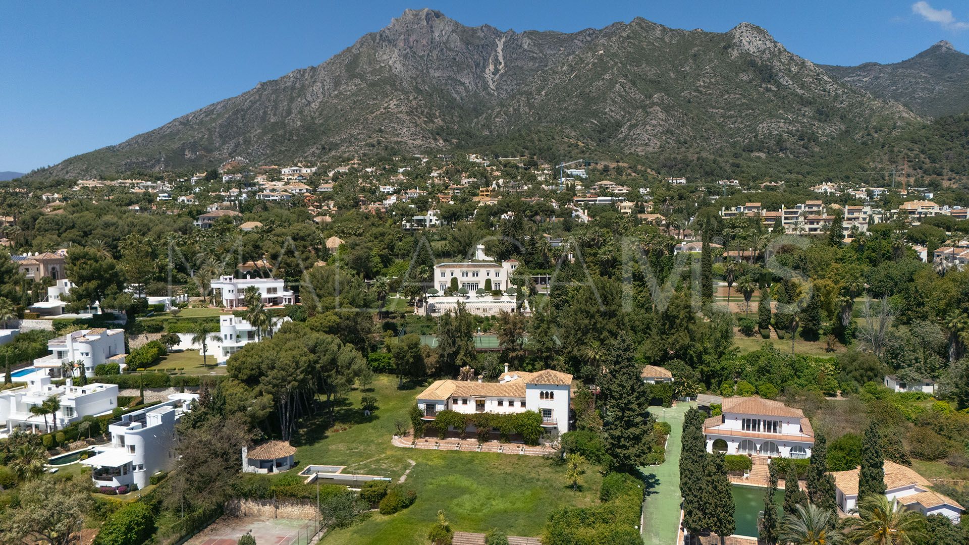 Villa for sale in Cascada de Camojan