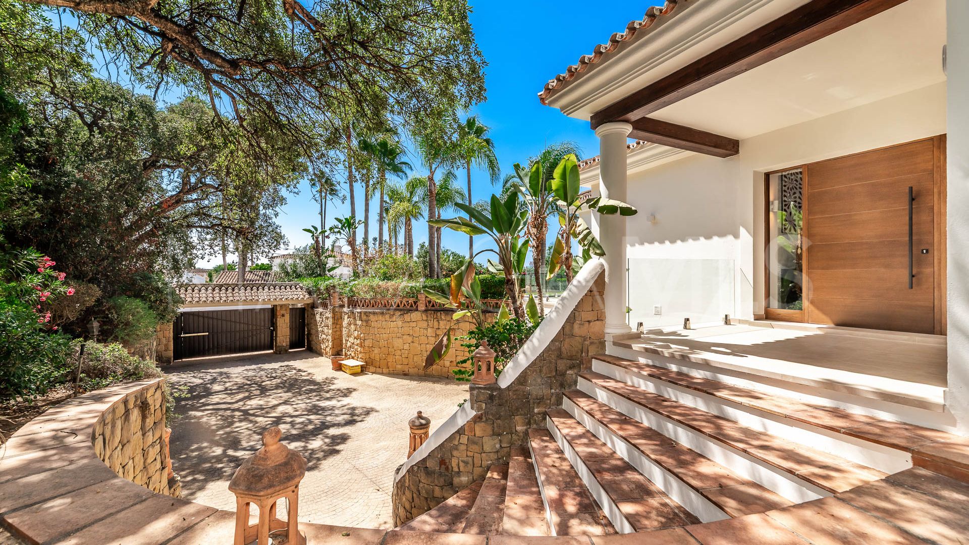 Villa for sale in Elviria with 4 bedrooms