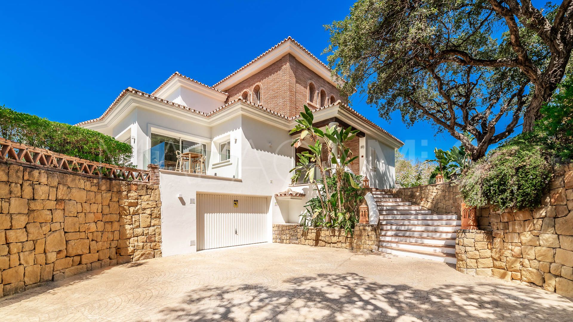 Villa for sale in Elviria with 4 bedrooms