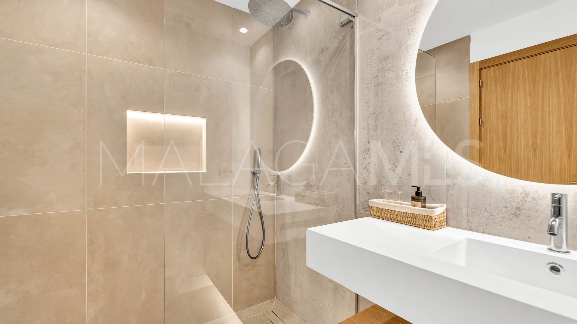 Villa for sale in Elviria with 4 bedrooms