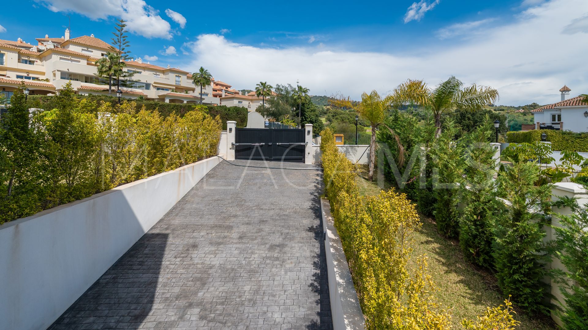 Villa for sale in Elviria