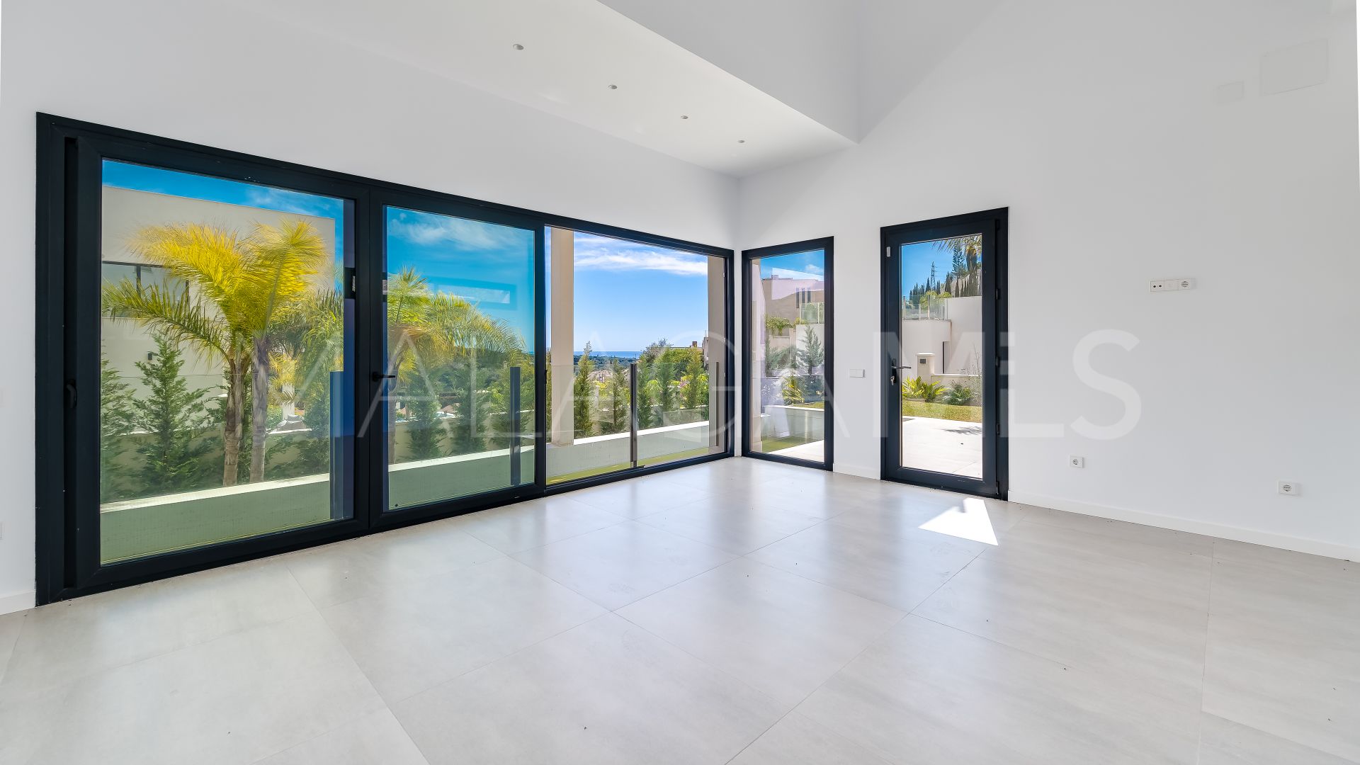Villa for sale in Elviria