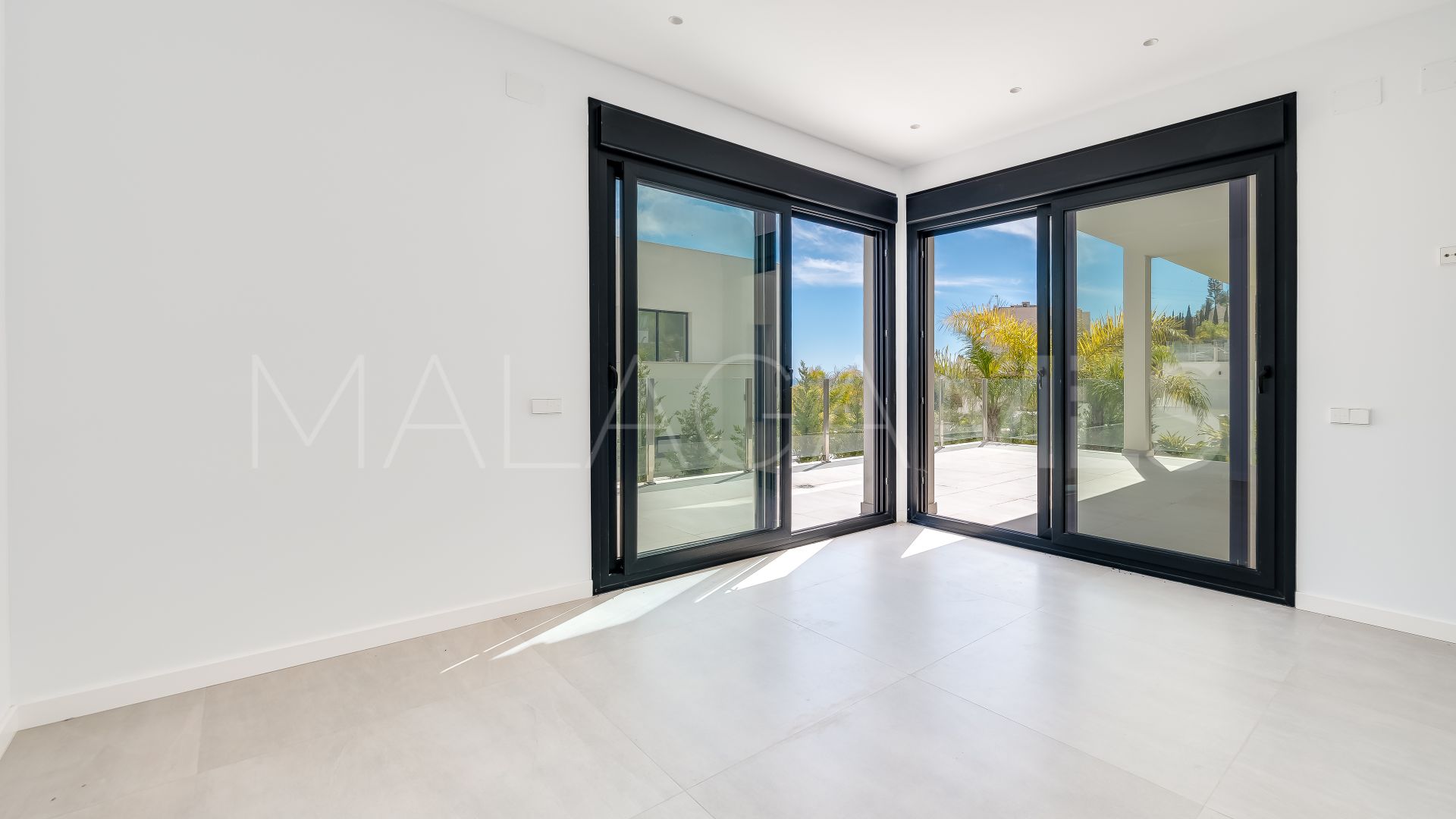 Villa for sale in Elviria