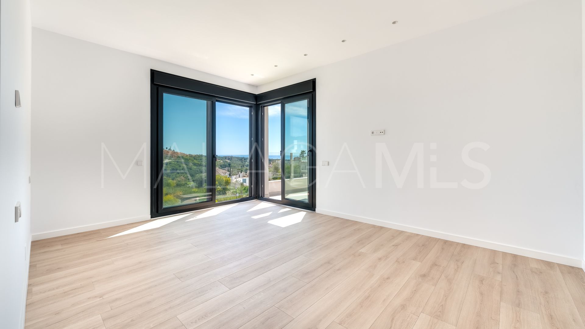 Villa for sale in Elviria