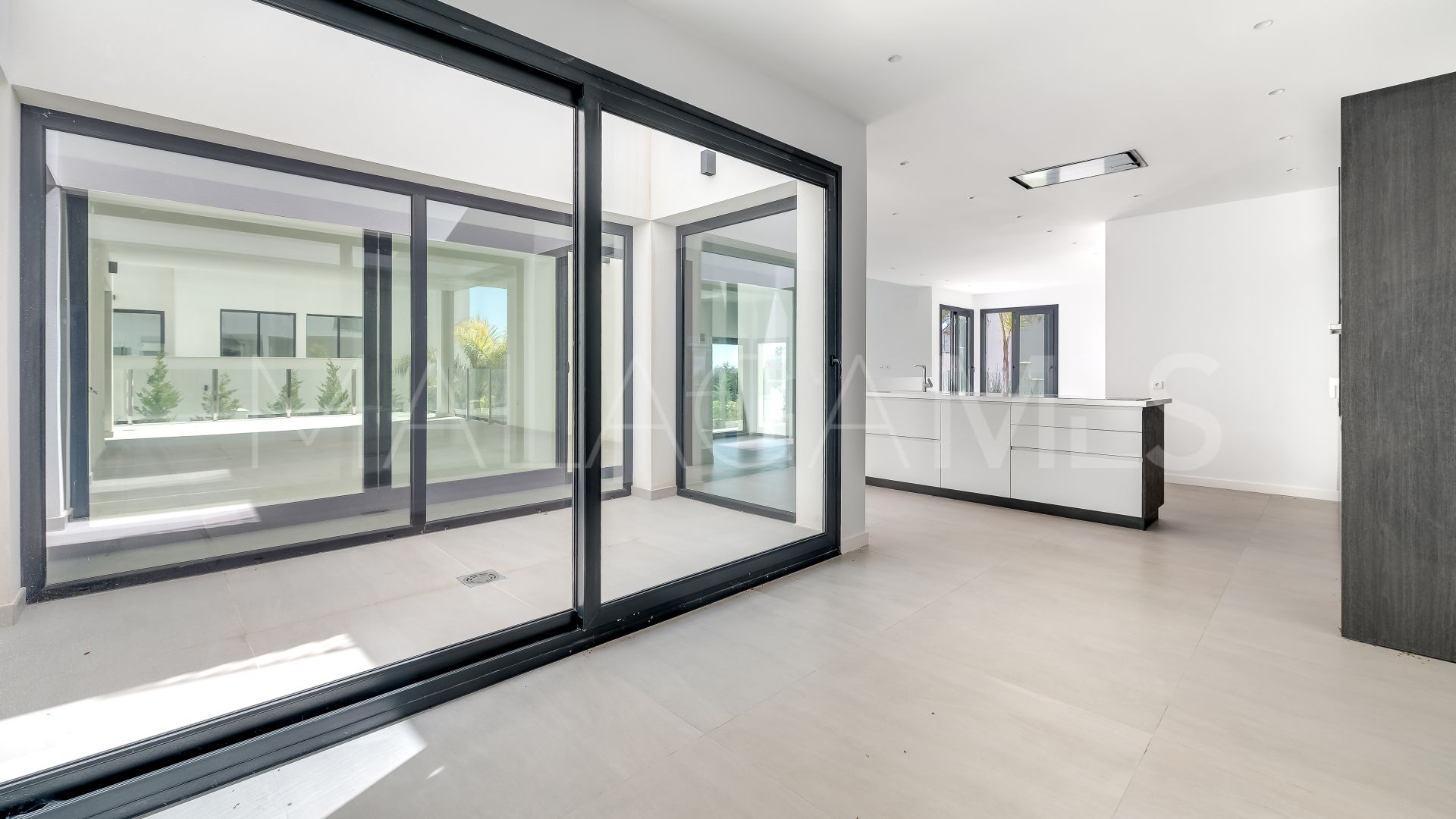 Villa for sale in Elviria