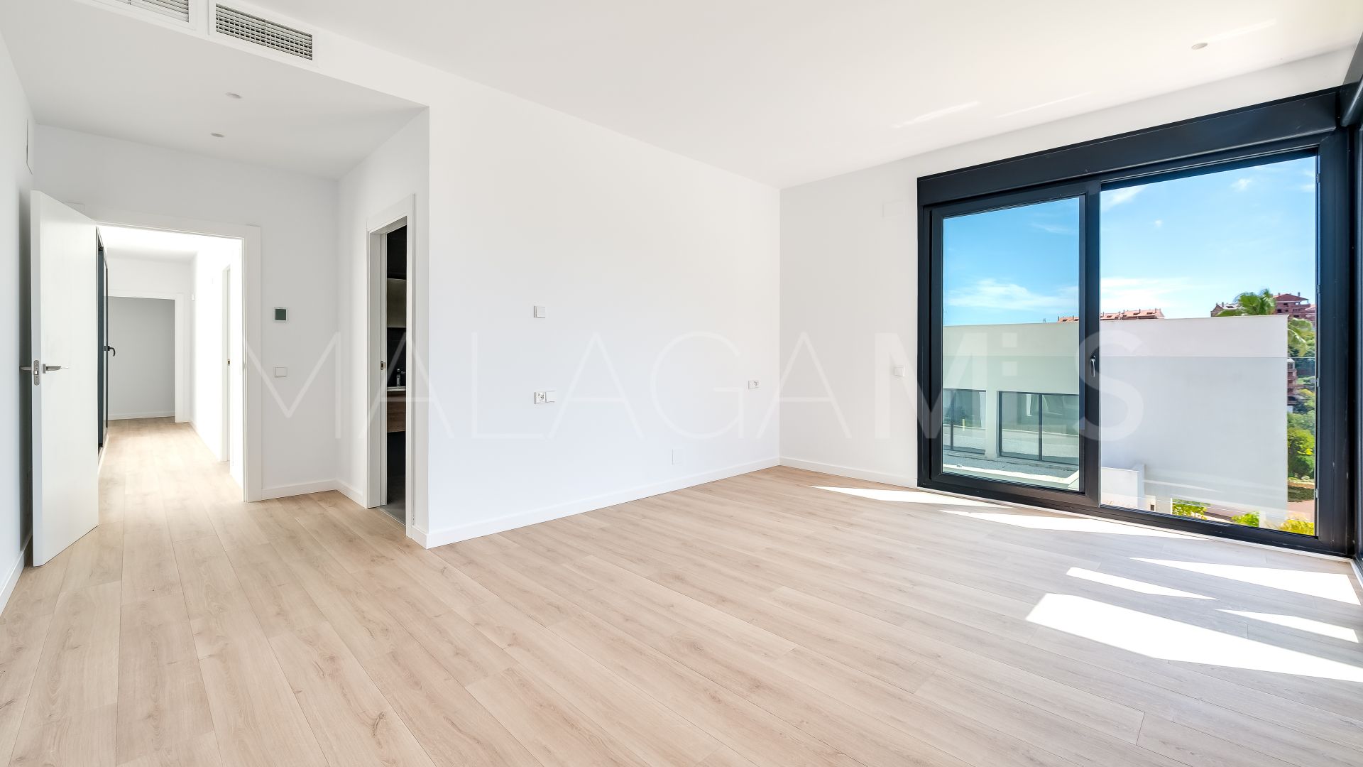 Villa for sale in Elviria