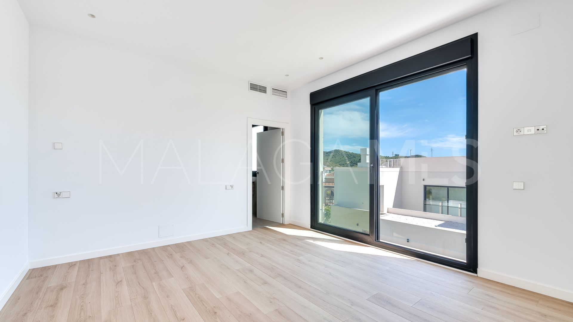 Villa for sale in Elviria