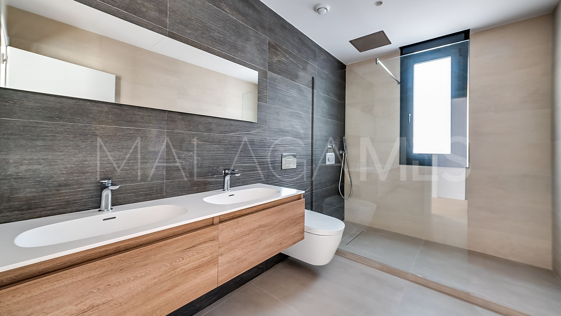 Villa for sale in Elviria
