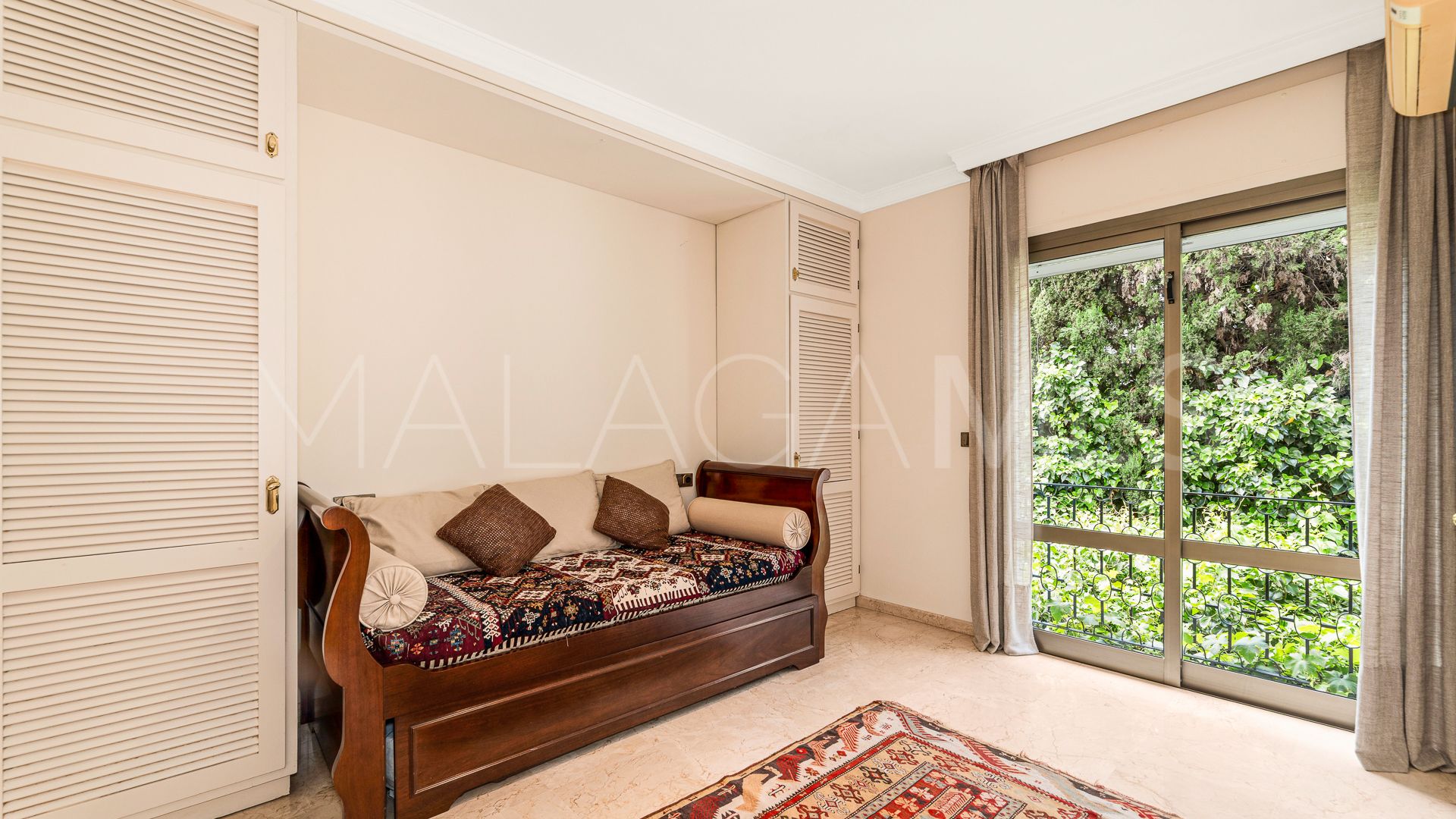 Villa for sale in Los Monteros