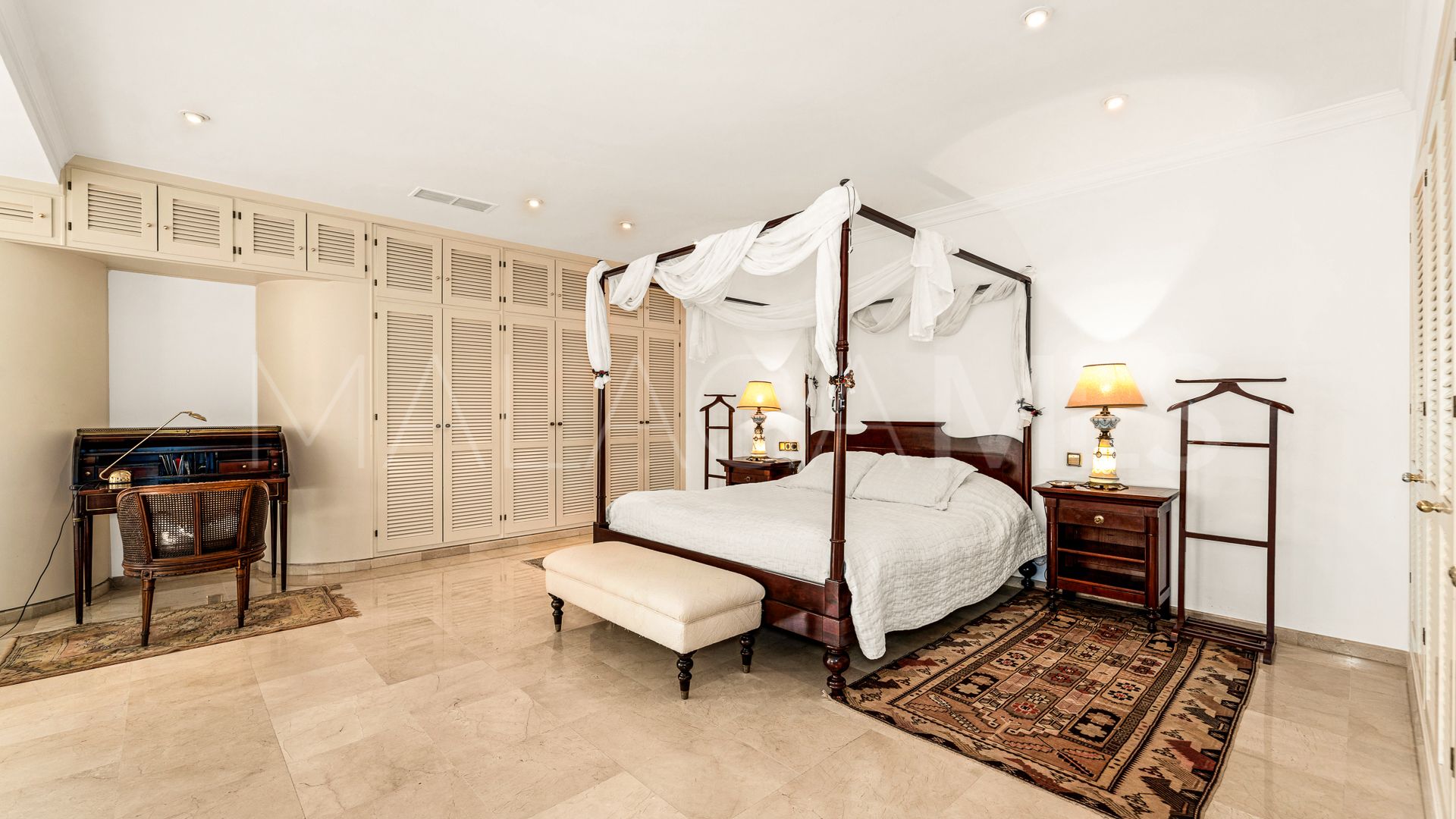 Villa for sale in Los Monteros