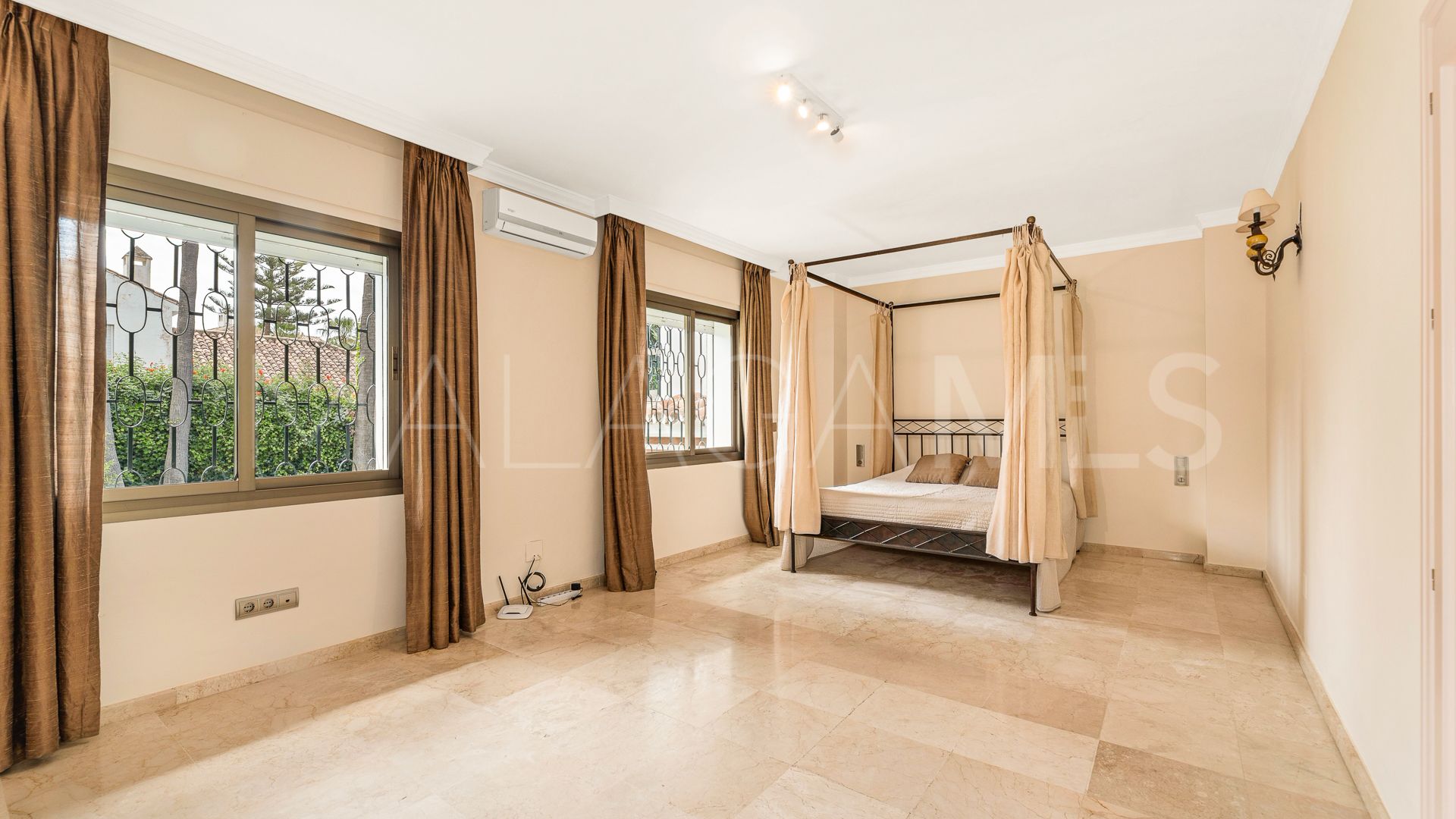 Villa for sale in Los Monteros