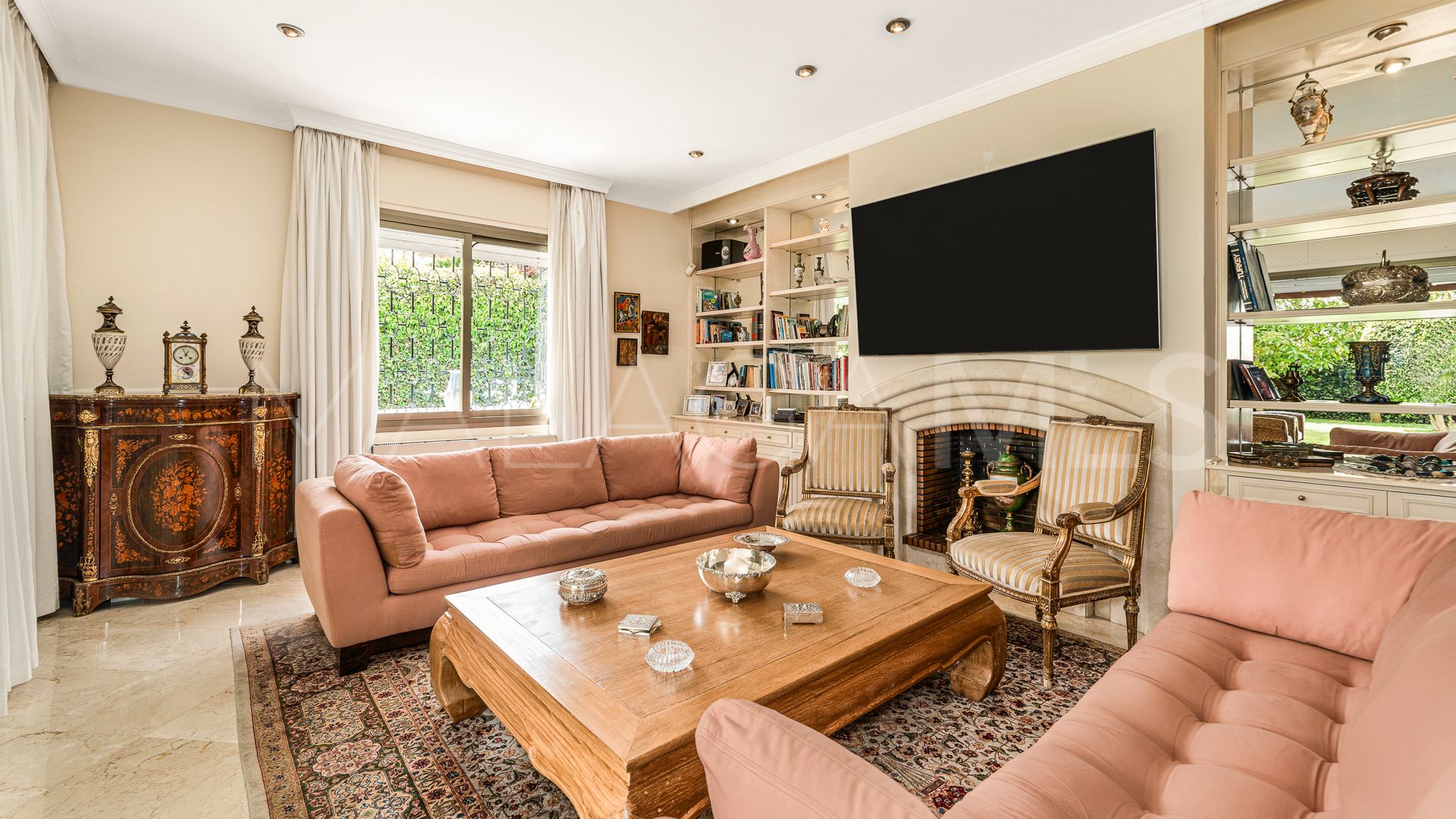 Villa for sale in Los Monteros