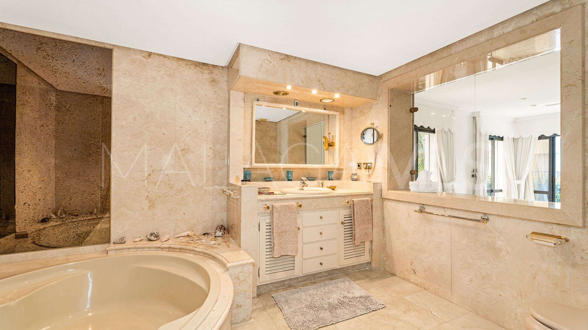 Villa for sale in Los Monteros