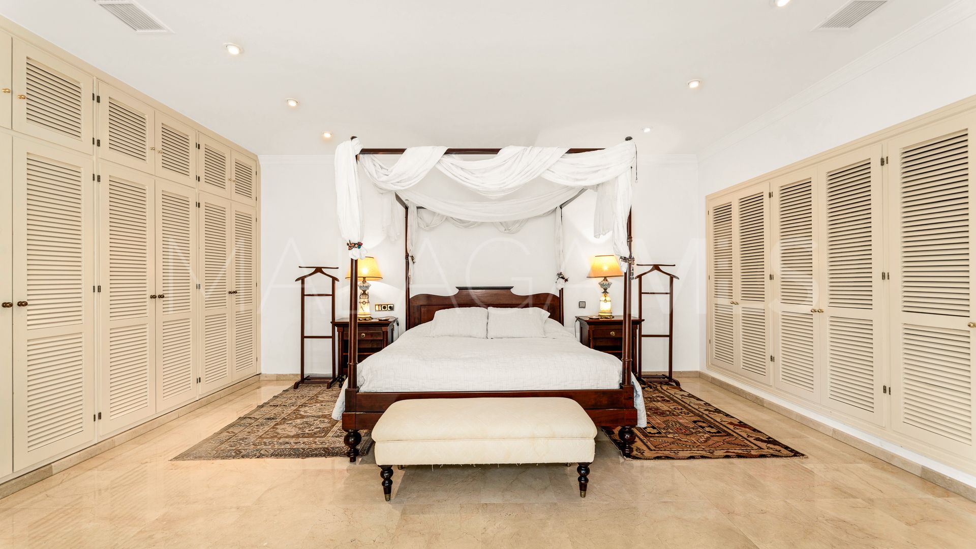 Villa for sale in Los Monteros