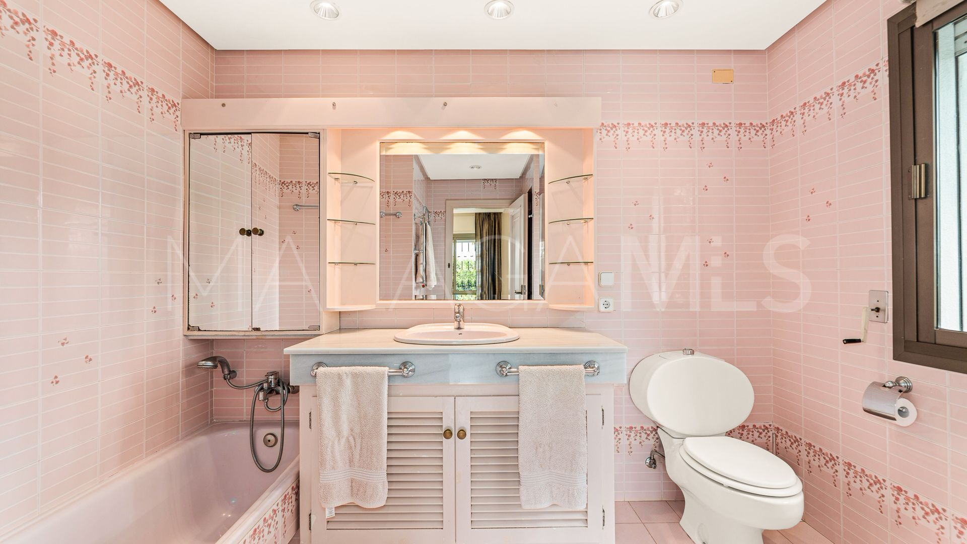 Villa for sale in Los Monteros