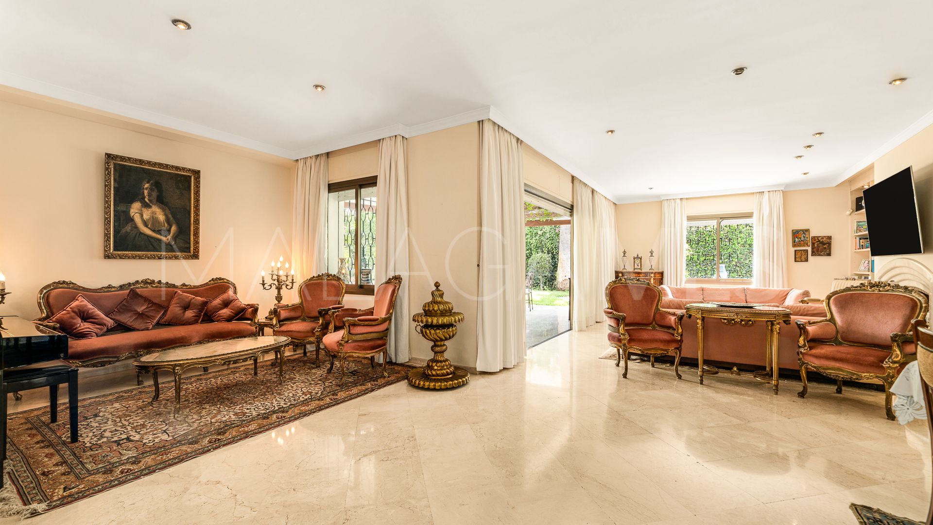 Villa for sale in Los Monteros
