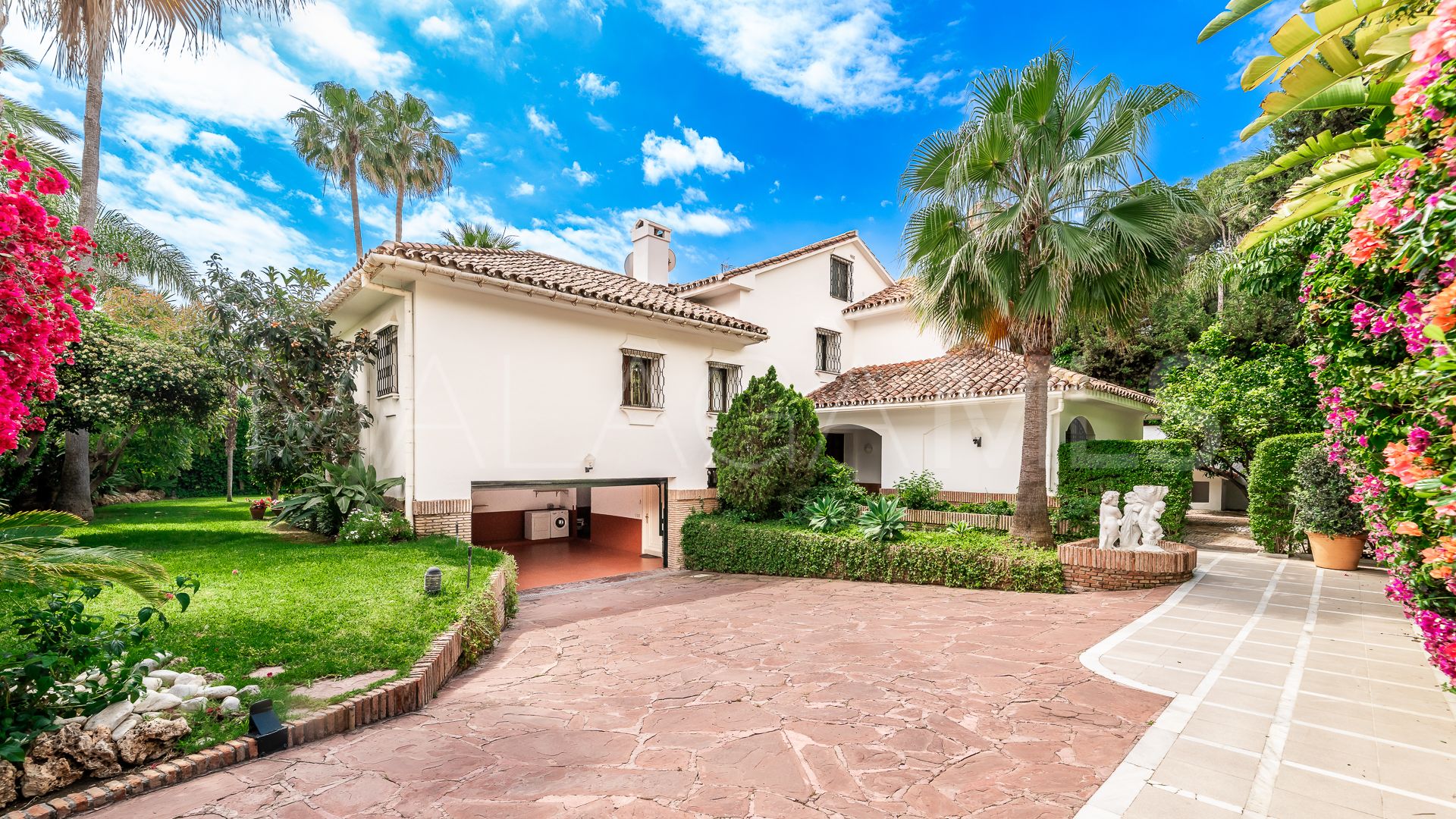 Villa for sale in Los Monteros