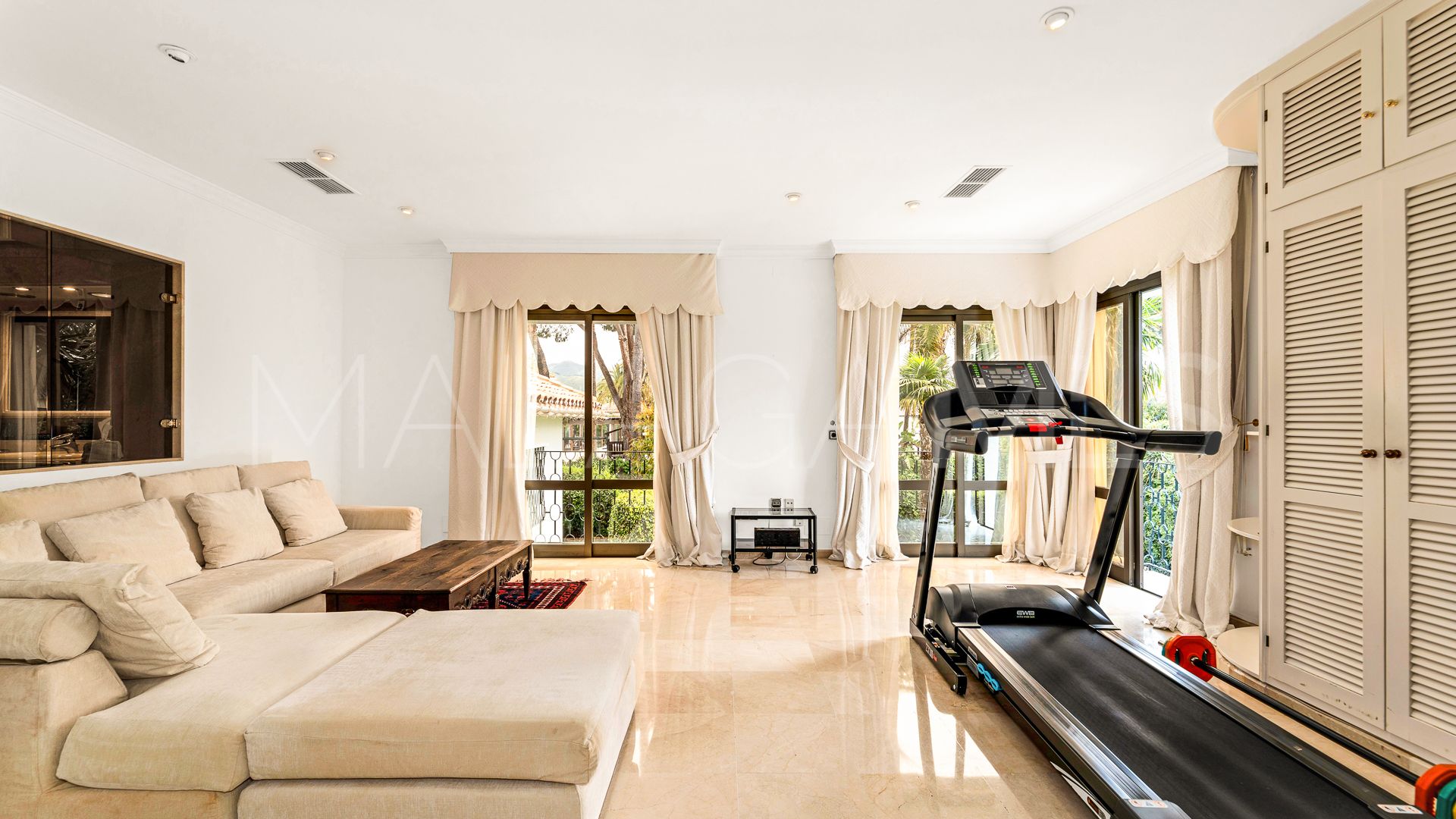 Villa for sale in Los Monteros