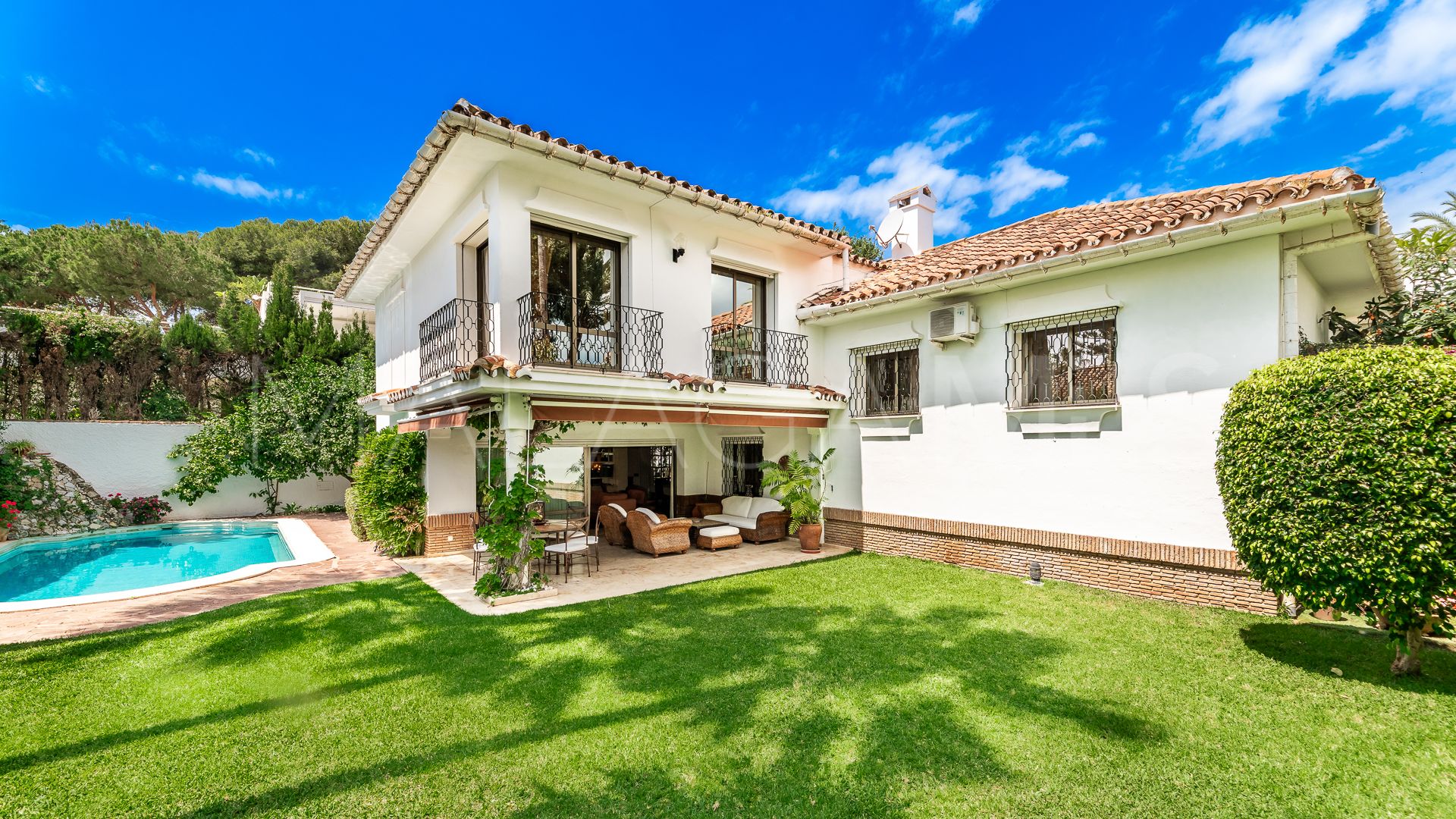 Villa for sale in Los Monteros