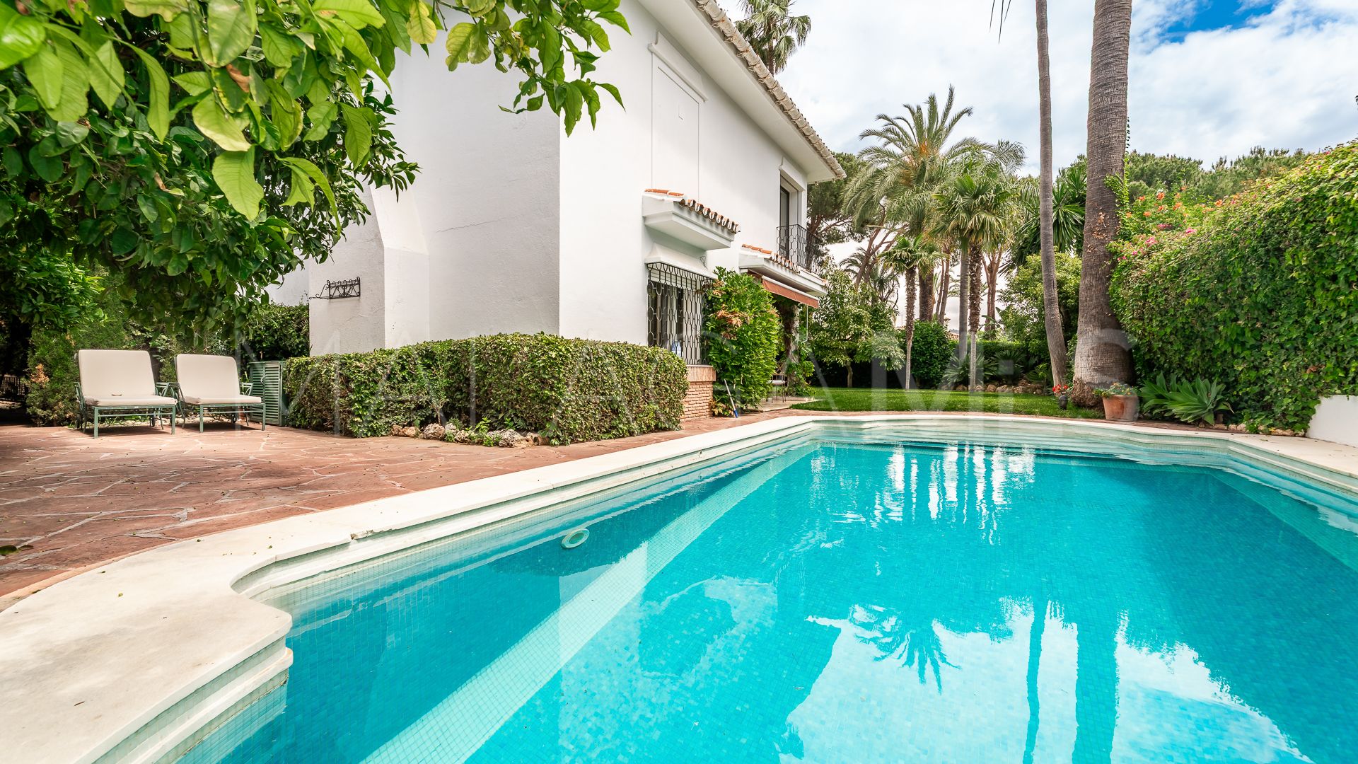Villa for sale in Los Monteros