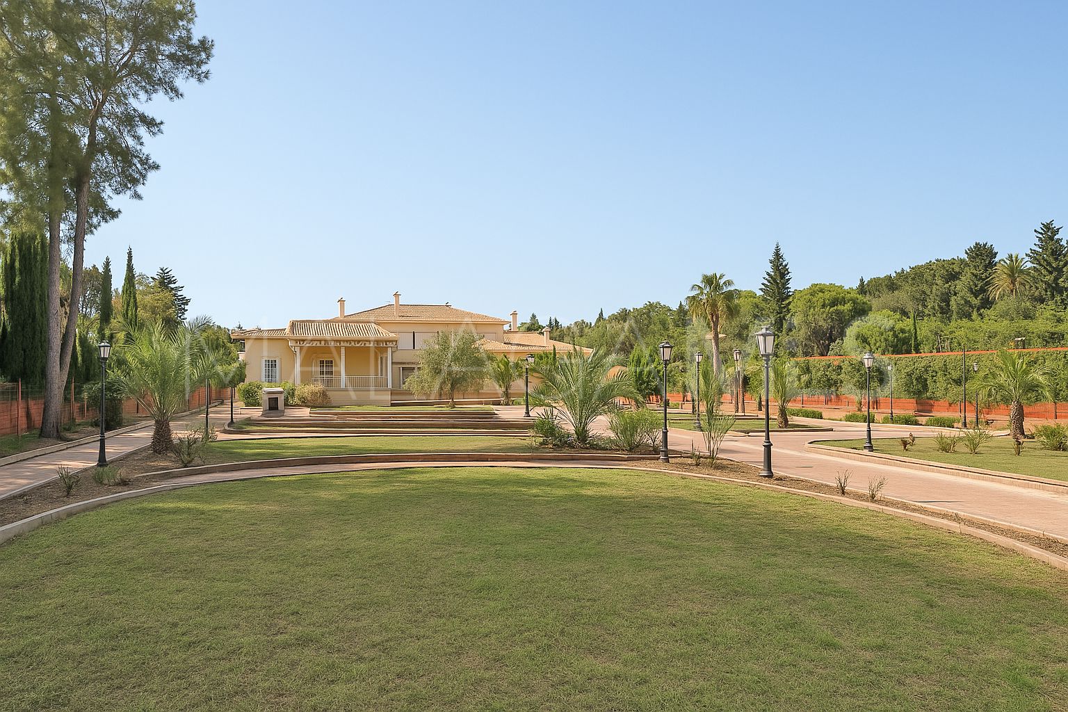 For sale villa in Guadalmina Baja with 8 bedrooms