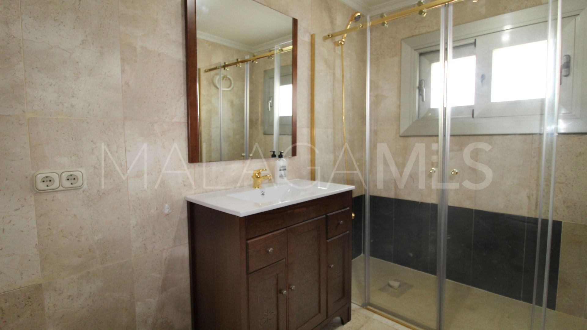 For sale villa in Guadalmina Baja with 8 bedrooms