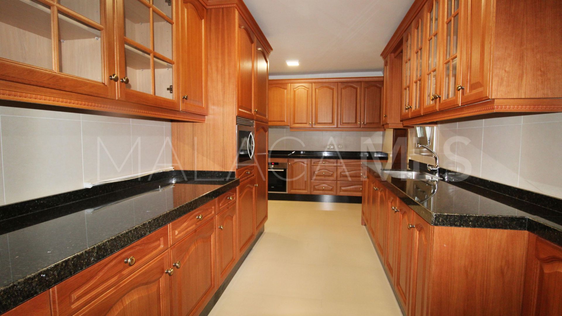 For sale villa in Guadalmina Baja with 8 bedrooms