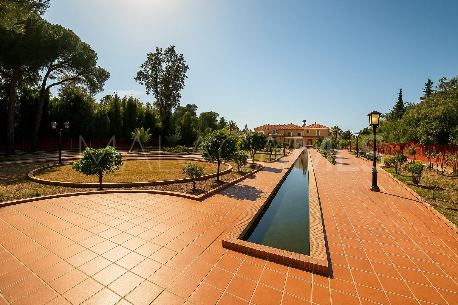 For sale villa in Guadalmina Baja with 8 bedrooms