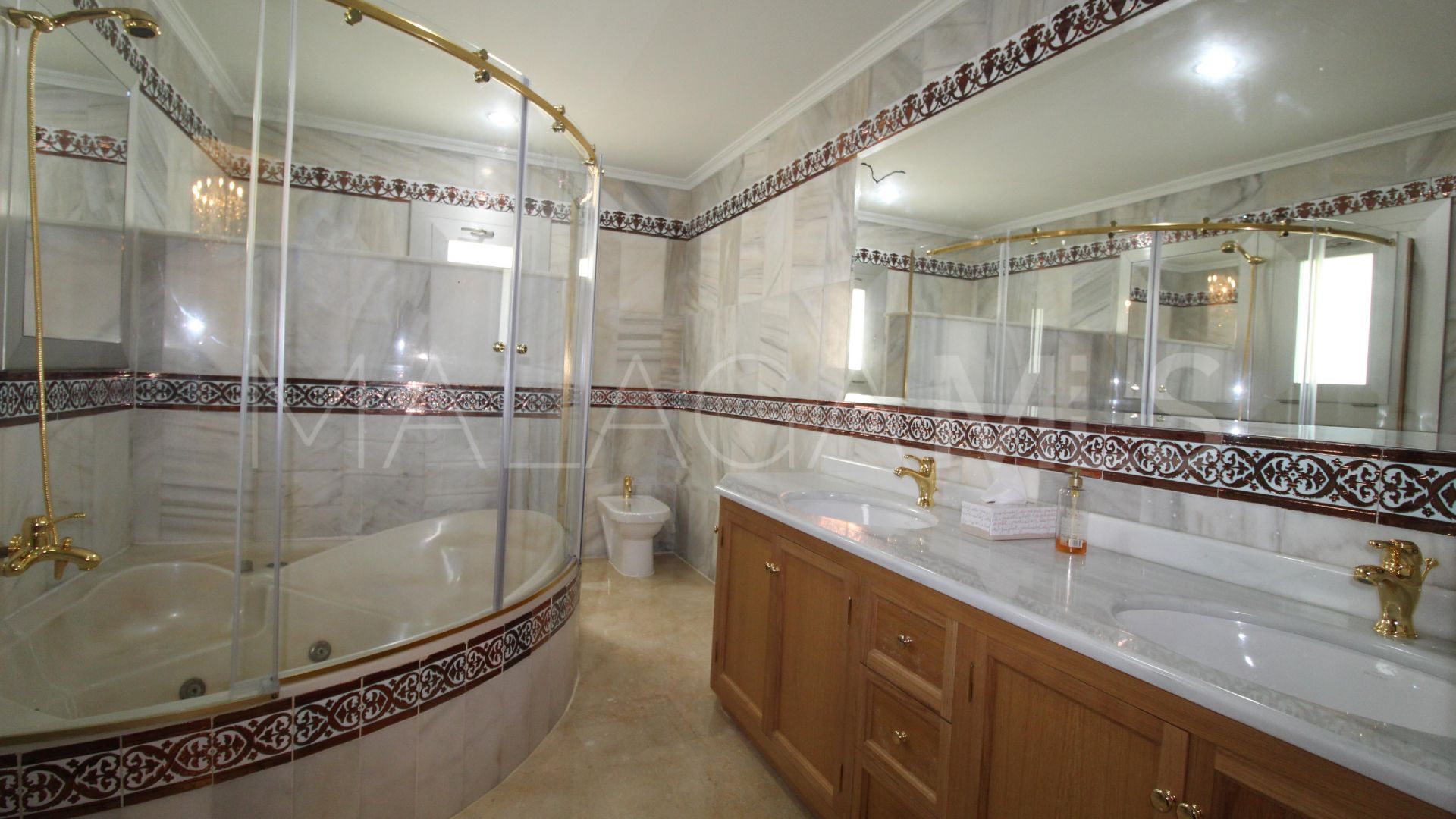 For sale villa in Guadalmina Baja with 8 bedrooms