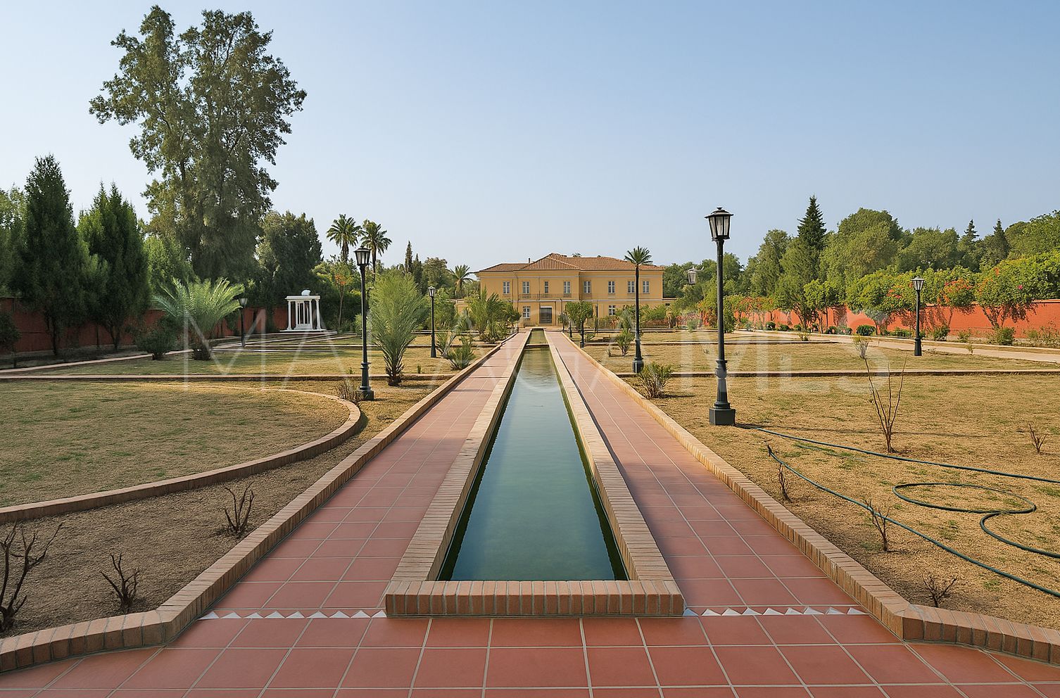 For sale villa in Guadalmina Baja with 8 bedrooms