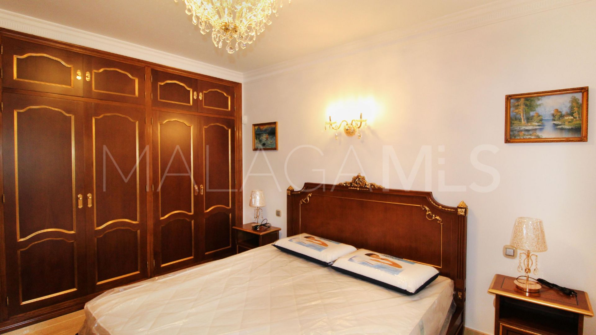 For sale villa in Guadalmina Baja with 8 bedrooms