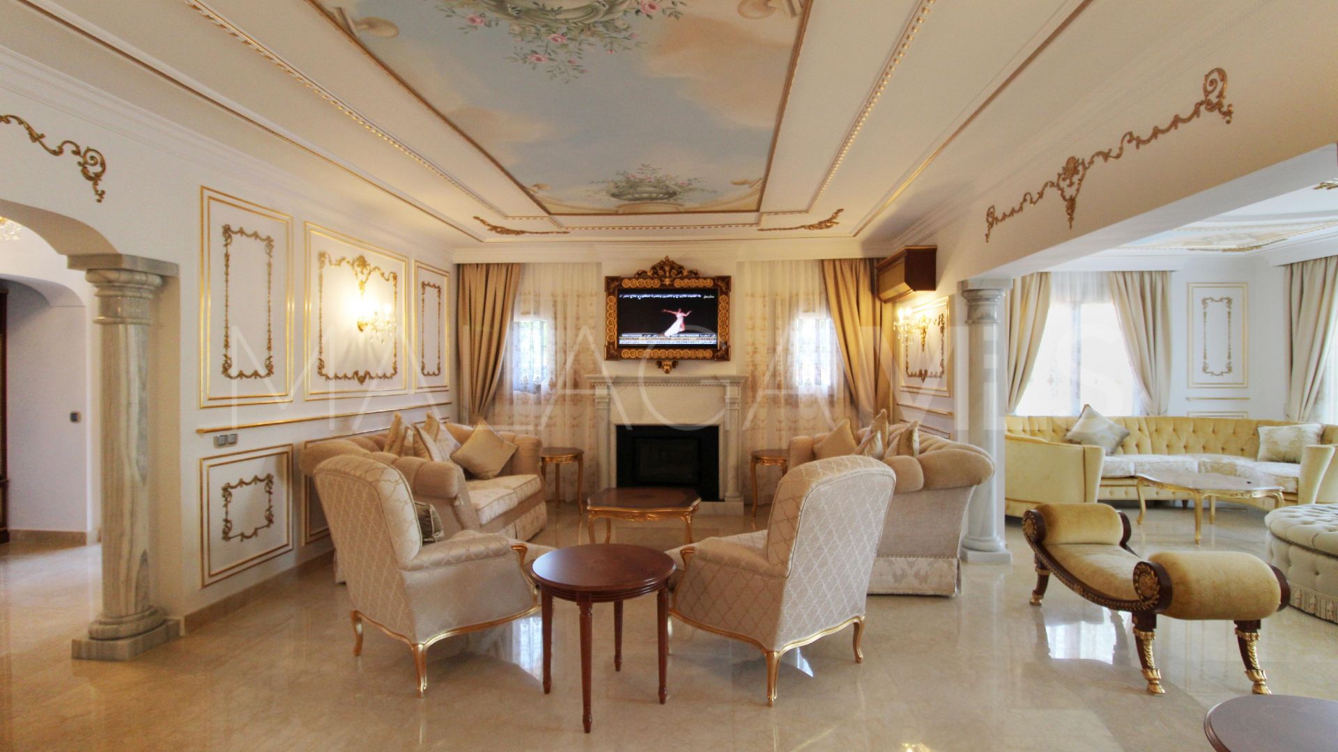 For sale villa in Guadalmina Baja with 8 bedrooms