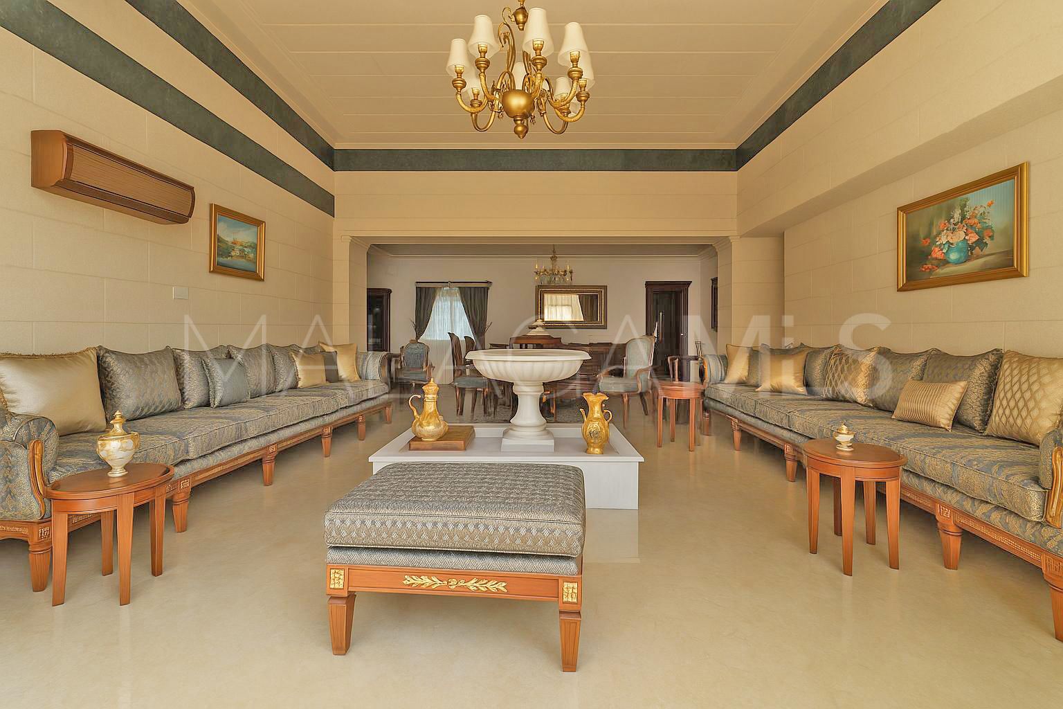 For sale villa in Guadalmina Baja with 8 bedrooms