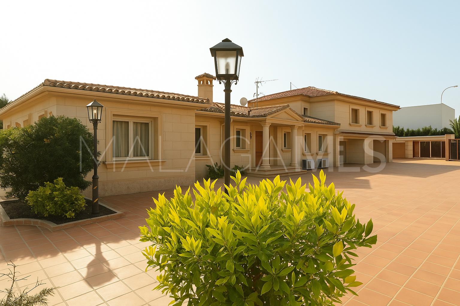 For sale villa in Guadalmina Baja with 8 bedrooms