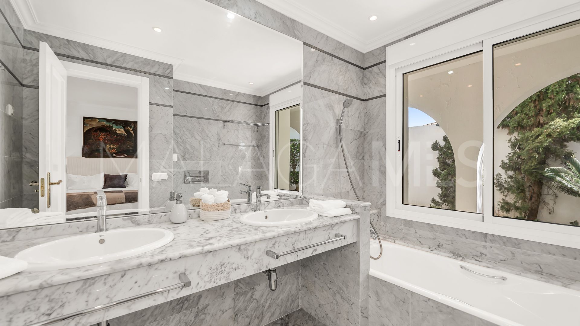Villa de 5 bedrooms a la venta in Los Monteros