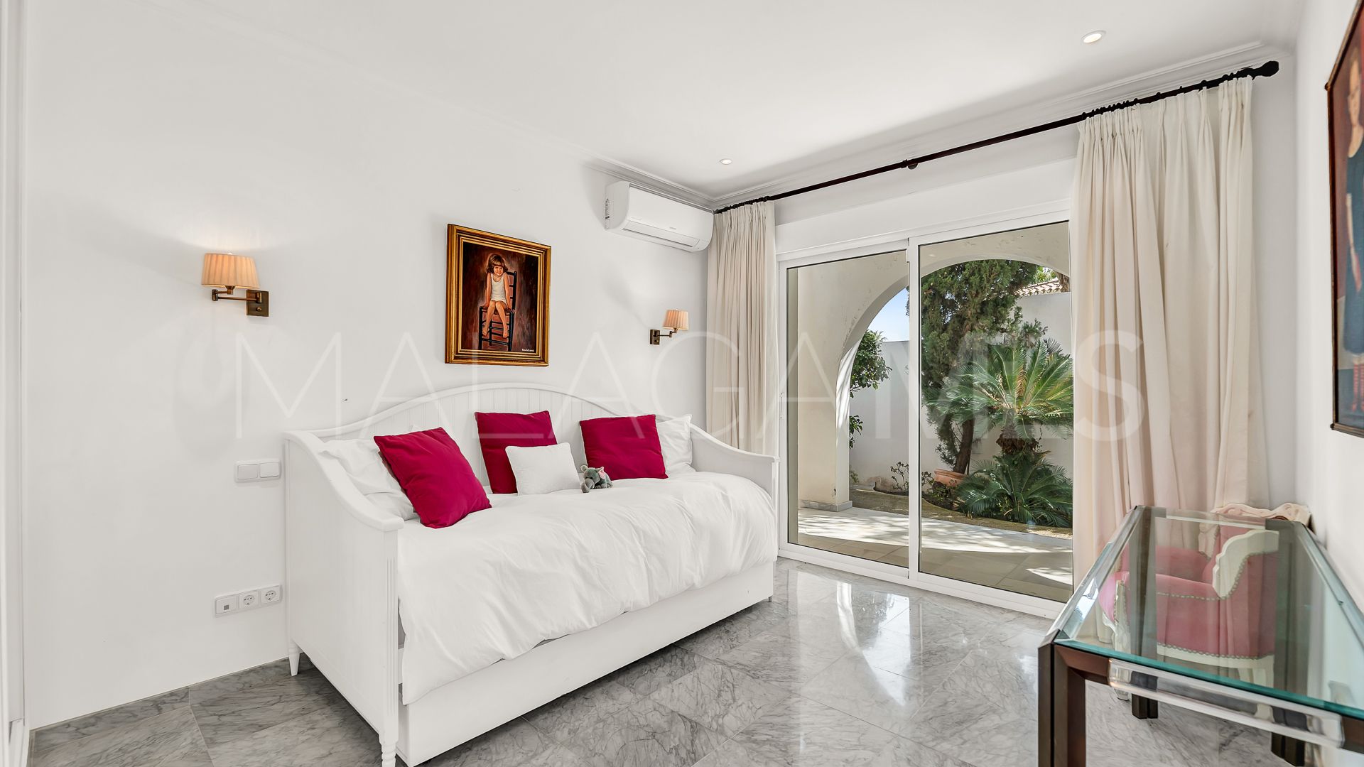 Villa de 5 bedrooms a la venta in Los Monteros