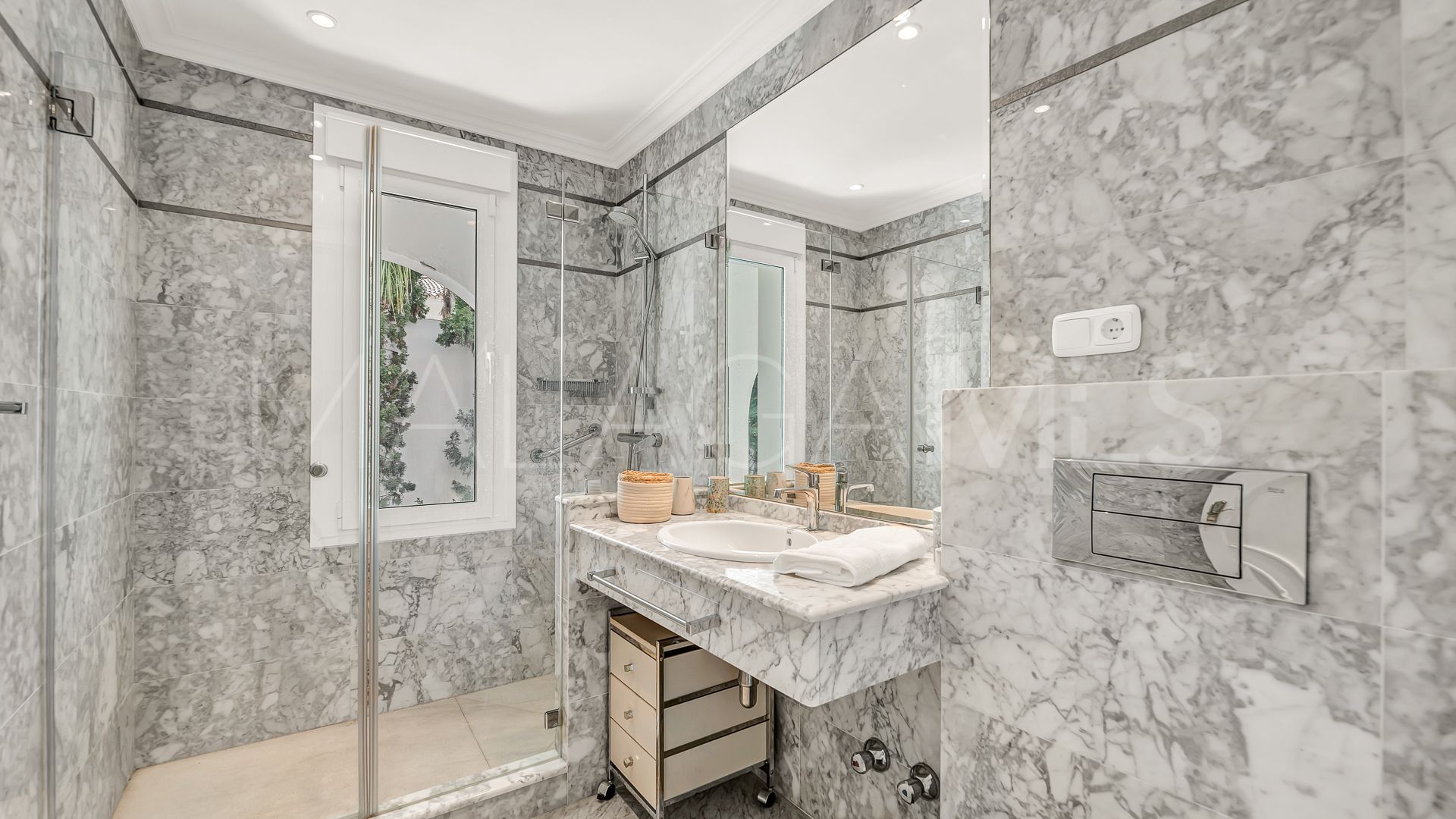 Villa de 5 bedrooms a la venta in Los Monteros
