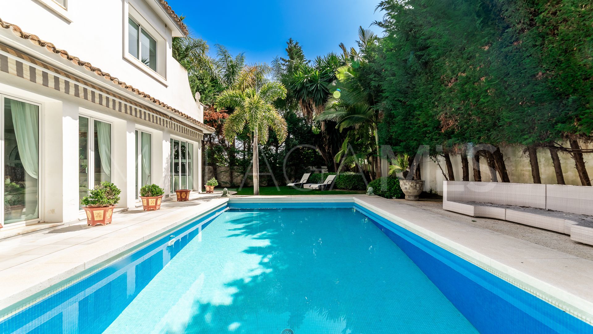 Villa de 5 bedrooms a la venta in Los Monteros