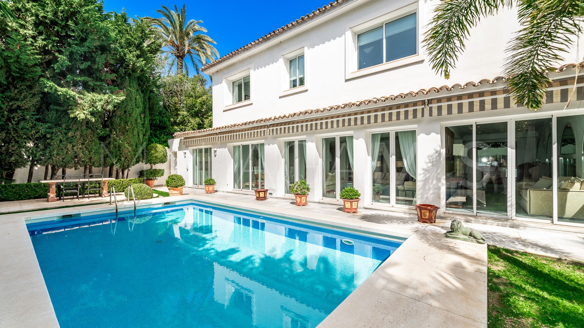 Villa de 5 bedrooms a la venta in Los Monteros